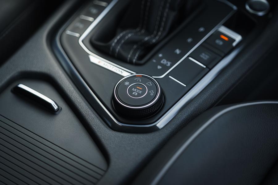 Детали интерьера Volkswagen Tiguan Allspace R-Line 2018 года  (UK) (фото 26 из 40)